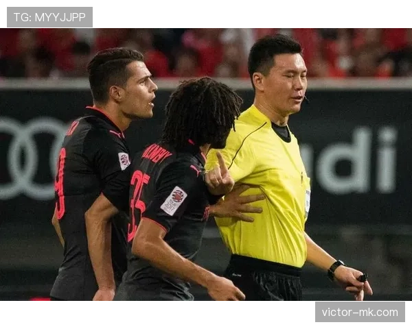 助理裁判职责全解析：越位判罚和辅助主裁关键细节