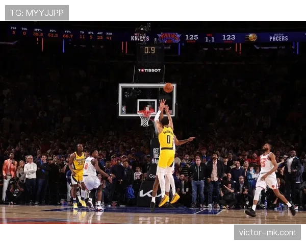 哈利伯顿无球跑动拉开空间，改变步行者进攻结构