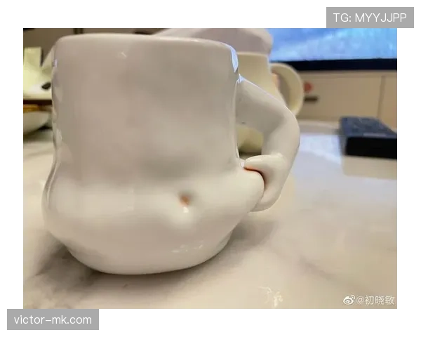 唐佳豪训练完直接啃鸡胸肉，这自律程度我连他喝水的杯子都配不上